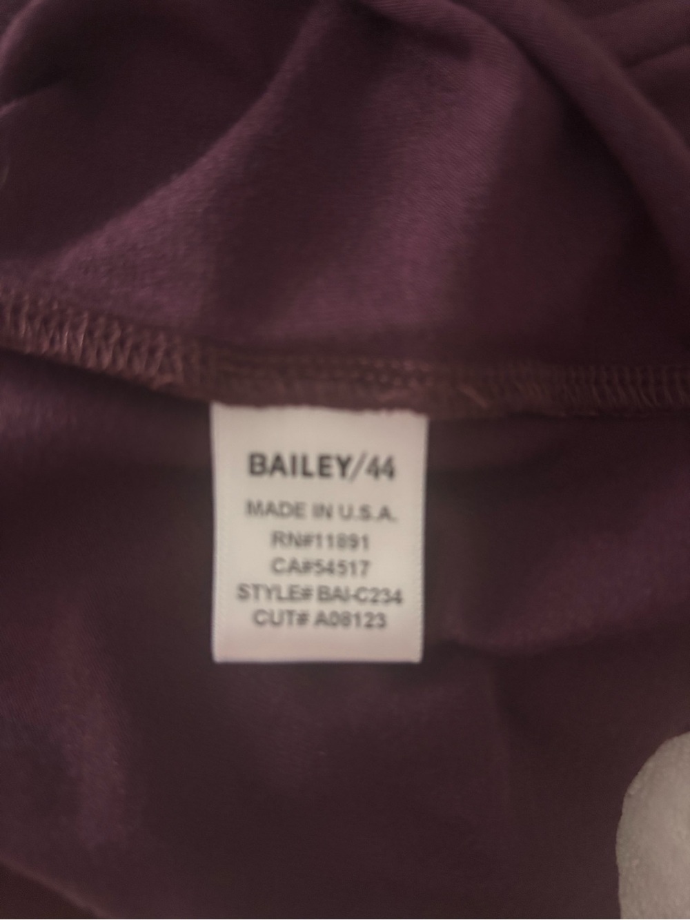 BAILEY/44 COLD SHOULDER TOP IN PLUM 💕 SZ M - Picture 9 of 9